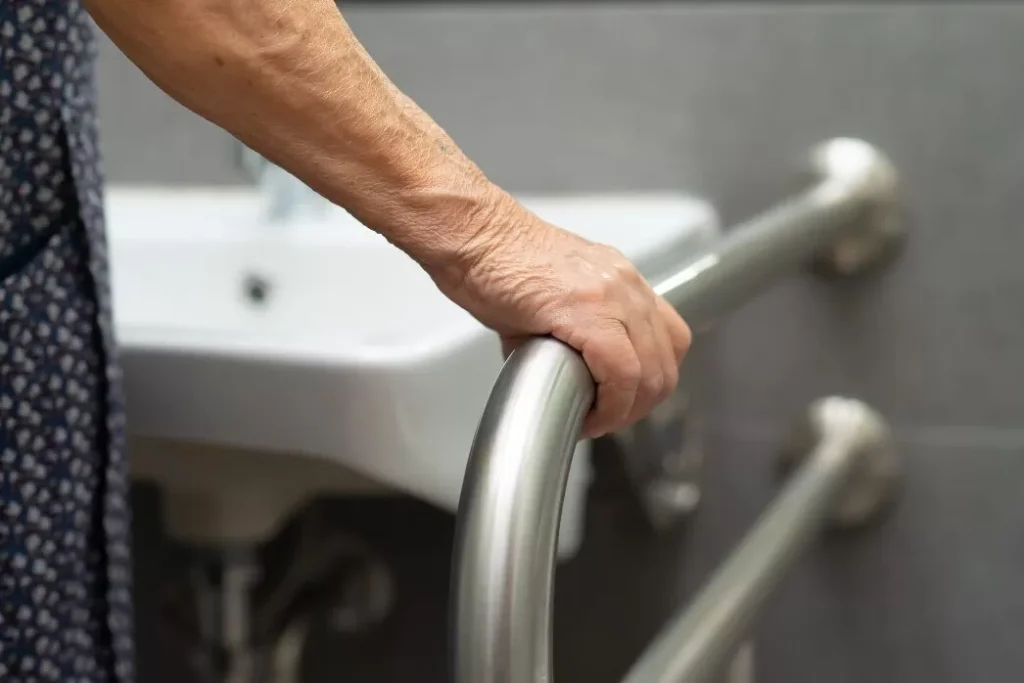 Use corrimão no banheiro - Cuidados com idosos em casa